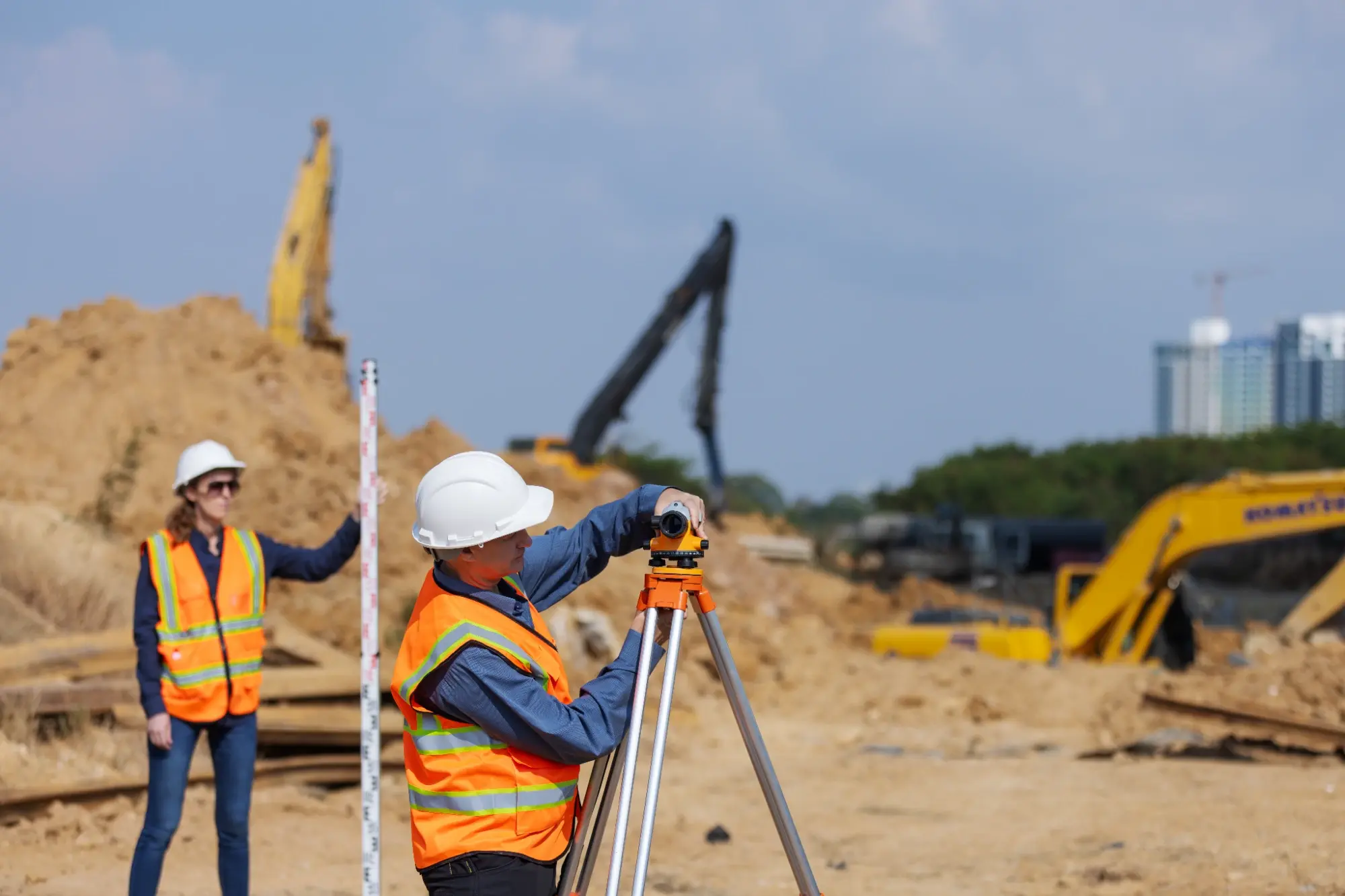 Ingenieros civiles revisando el movimiento de tierras en una obra en ejecución