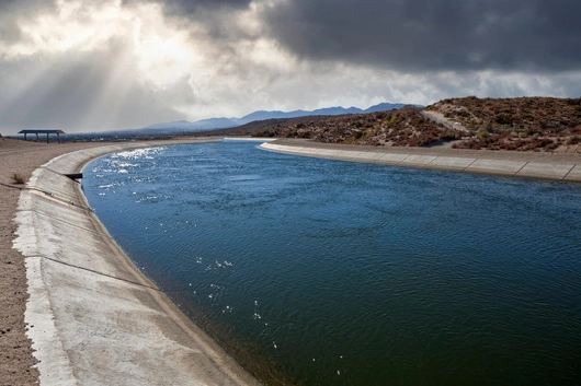 Canal de hormigón, ejemplo de obra hidráulica pública